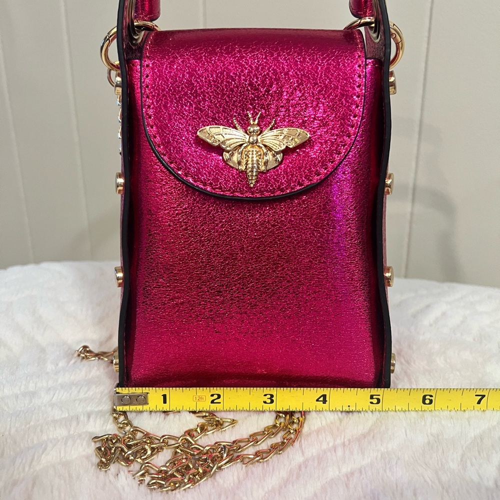 🆕🔥🩷Metallic Pink Crossbody Bag with Gold Bee 🐝 , Chain, Accents - Picture 7 of 7
